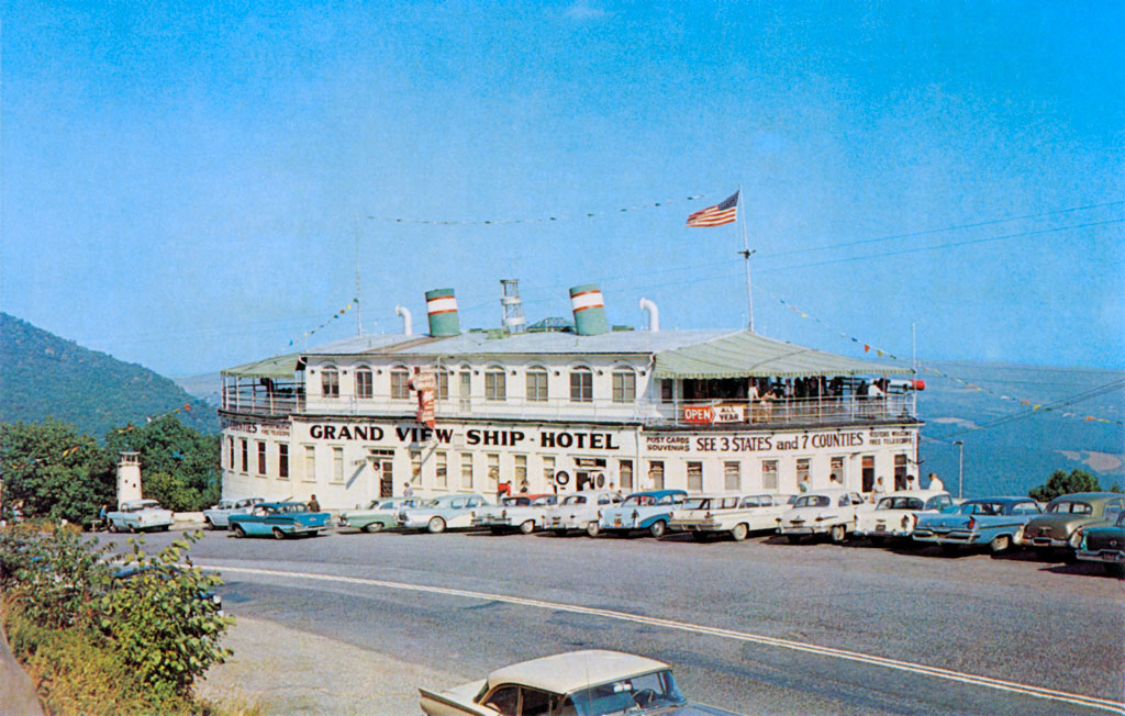 1959 Chrysler Windsor Hardtop at Grand View Ship Hotel near Bedford, Pennsylvania
