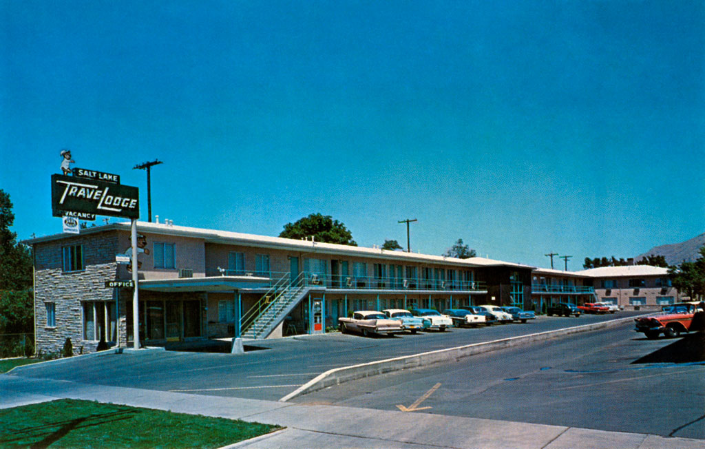 1957 Dodge Coronet Lancer, 1958 Dodge Coronet & 1957 Plymouth Belvedere at TraveLodge Motel in Salt Lake City, Utah